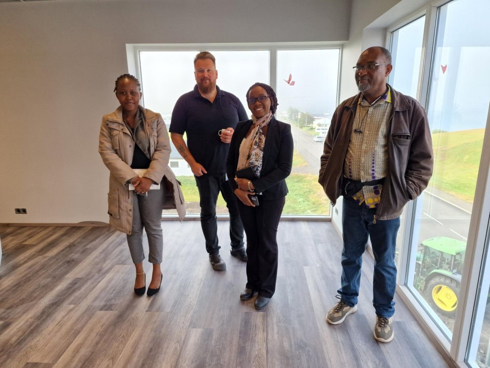 Sigurbjörn Þór Jakobsson, framkvæmdastjóri Pharmarctica ásamt Precious Ngwalero Katundu framkvæmdast…