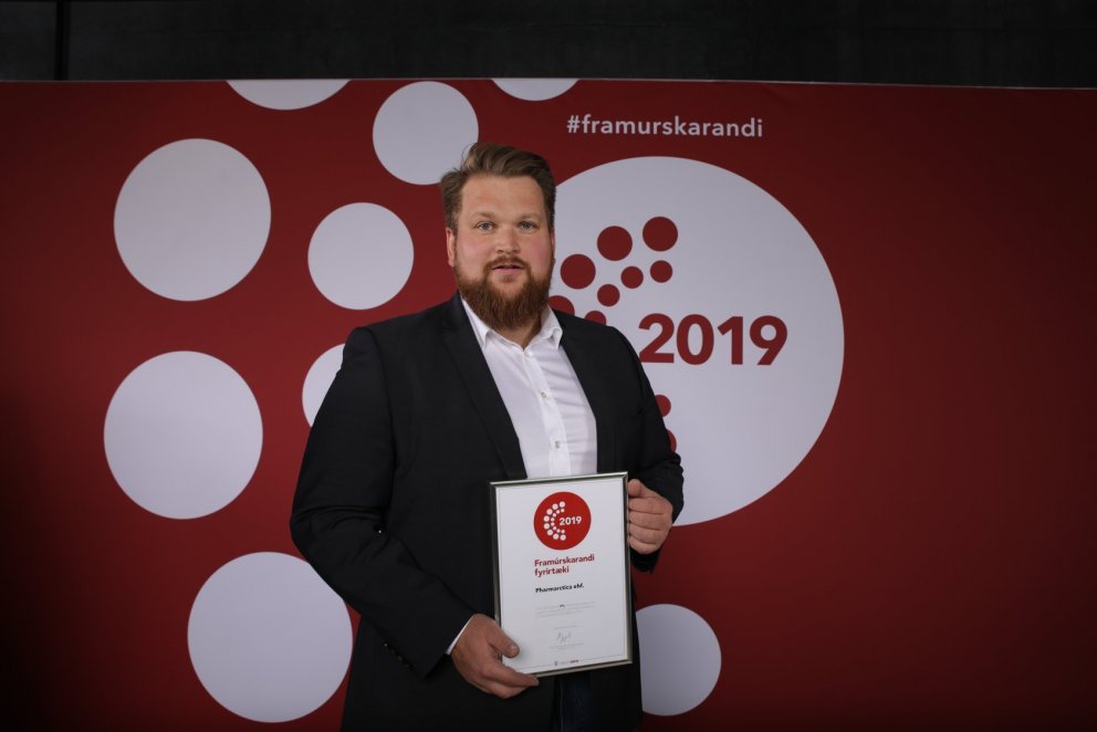 Sigurbjörn Þór Jakobsson, framkvæmdarstjóri Pharmarctica tekur við viðurkenningunni.