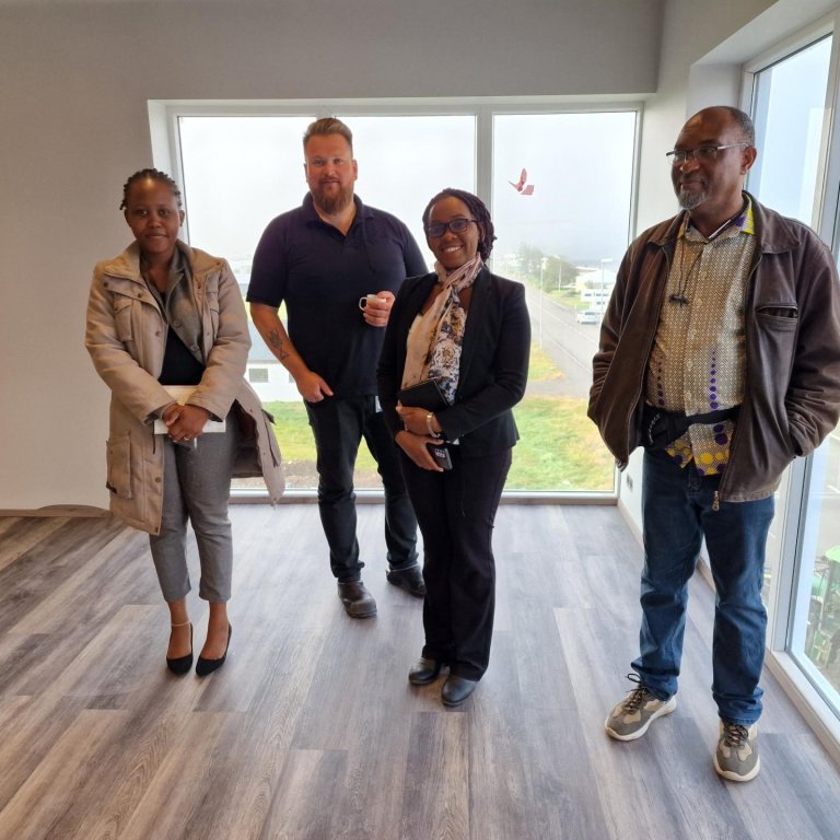 Sigurbjörn Þór Jakobsson, framkvæmdastjóri Pharmarctica ásamt Precious Ngwalero Katundu framkvæmdast…