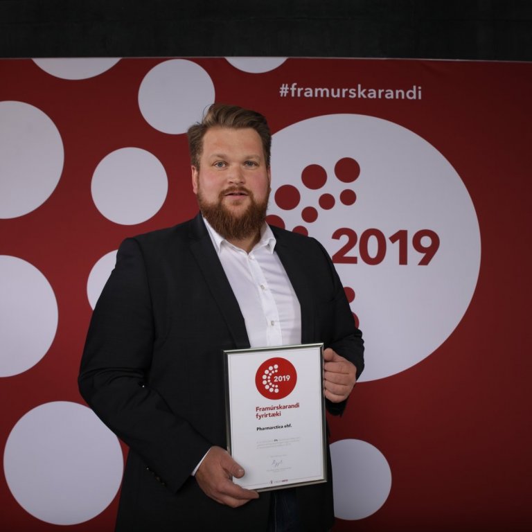 Sigurbjörn Þór Jakobsson, framkvæmdarstjóri Pharmarctica tekur við viðurkenningunni.